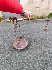 vecchia bilancia e vecchia carrucola 