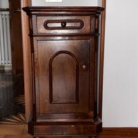 comodino in legno