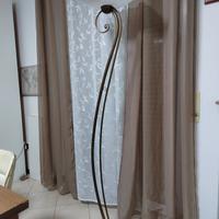 Lampada da terra in ferro battuto