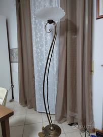 Lampada da terra in ferro battuto