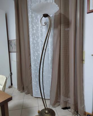Lampada da terra in ferro battuto
