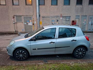 Renault Clio,anno 2006,km 233000. 1200€ trattabili