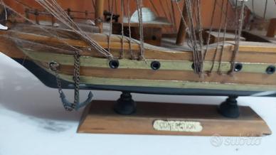 Veliero artigianale con vele tessuto e tiranti