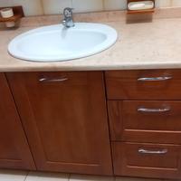 Mobile da bagno con ripiano in marmo