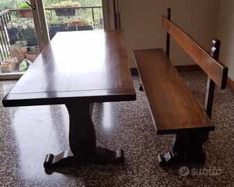 Tavolo in legno di castagno con panca e sedie
