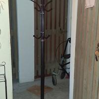 attaccapanni in alluminio con pedana in marmo 