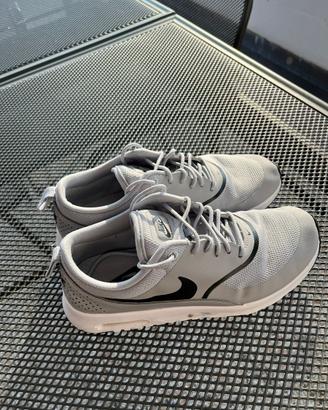 Nike grigie