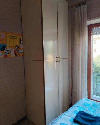 Armadio in formica color crema 