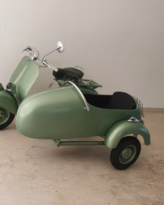 Vespa 125 vacanze romane con sidecar
