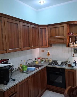 Cucina angolare in legno con top