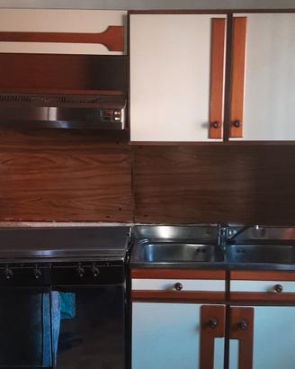 cucina con 6 fornelli e forno 