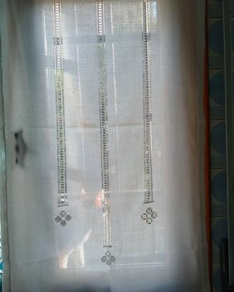 tende per porta finestra  ricamate a mano