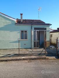 Casa singola con garage e giardino