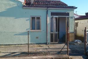 Casa singola con garage e giardino