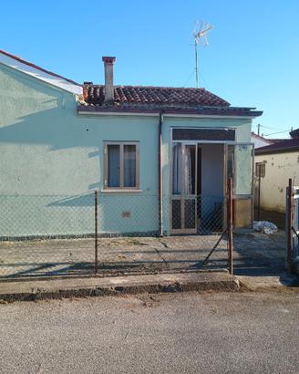 Casa singola con garage e giardino