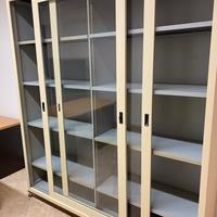 Armadio in metallo con ante scorevolli in vetro