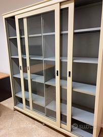 Armadio in metallo con ante scorevolli in vetro
