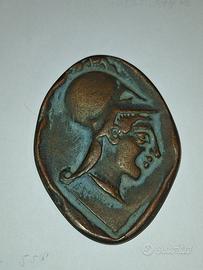 Testa di Atena a destra, con elmo corinzio