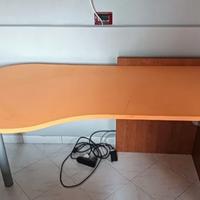 scrivania arancione e noce 