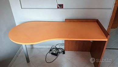 scrivania arancione e noce 