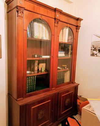 Libreria in noce e vetro