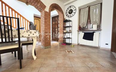 CASA A SCHIERA CON POSTO AUTO A COSSATO!