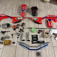 Vari pezzi moto