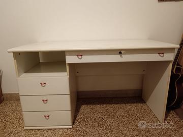 Scrivania con cassettiera
