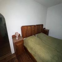 2 letti e 2 comodini in legno