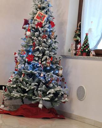 Albero di natale innevato