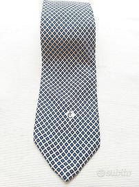 Cravatta   100% Seta rombi blu e bianca.