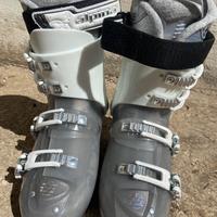 Sci con scarponi da donna con bacchette