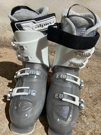 Sci con scarponi da donna con bacchette