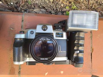 Macchina fotografica canomatic con flash