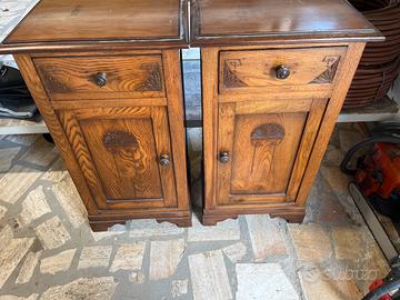 Coppia di comodini di legno massello