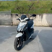 Scooter kymco agility 16+ 125 bianco
