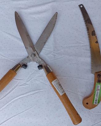 Set attrezzi da giardinaggio con forbici e segacci