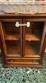 Mobiletto vetrina in legno con 2 ante e cassetto