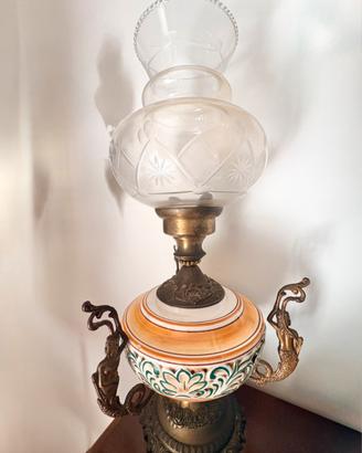 Antica lampada a petrolio