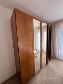 2 armadi Legno  di cui uno specchiato