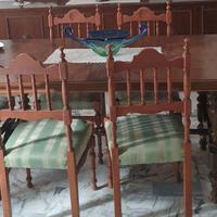 Tavolo grande con sei sedie