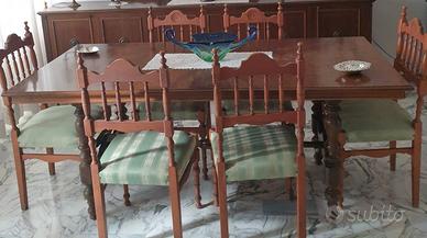 Tavolo grande con sei sedie