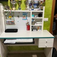 Scrivania compresa di sedia