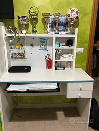 Scrivania compresa di sedia