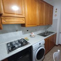 cucina  con elettrodomestici 