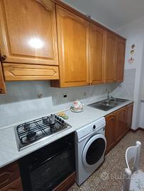 cucina  con elettrodomestici 