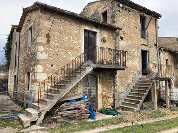 CASA SEMINDIPENDENTE A ISOLA DEL LIRI