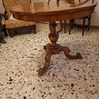 Tavolo rotondo con intarsio floreale