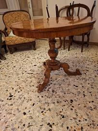 Tavolo rotondo con intarsio floreale