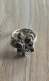 Anello in filo con perline nere